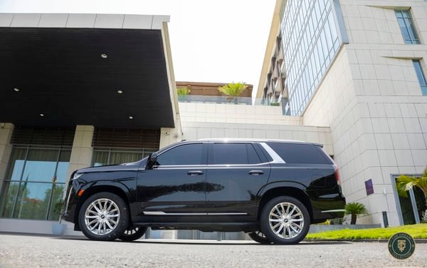 Cadillac Escalade Premium Luxury angle 5